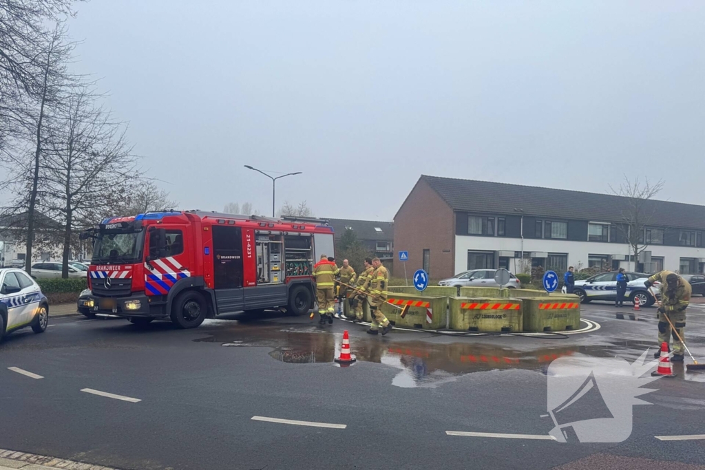 Brandweer reinigt vervuild wegdek