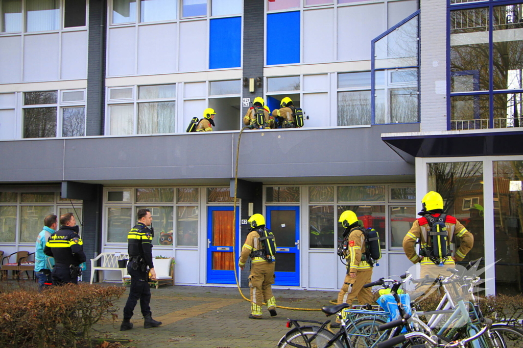 Politie breekt deur open nadat sigarettenpeuk tussen balkonvlonder valt