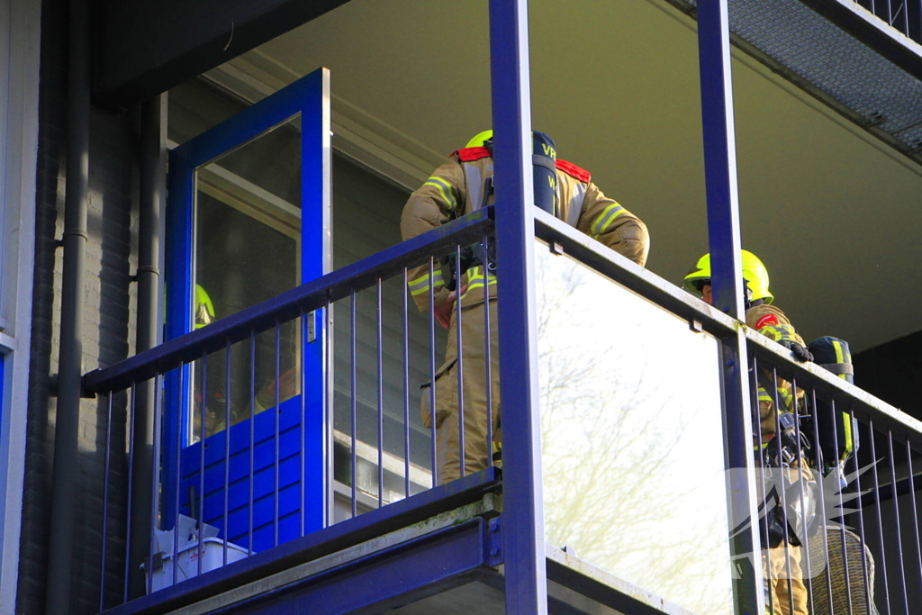 Politie breekt deur open nadat sigarettenpeuk tussen balkonvlonder valt