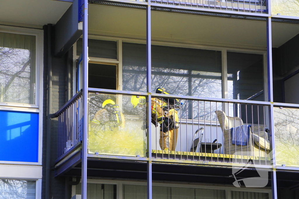 Politie breekt deur open nadat sigarettenpeuk tussen balkonvlonder valt