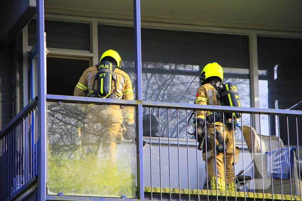 Politie breekt deur open nadat sigarettenpeuk tussen balkonvlonder valt