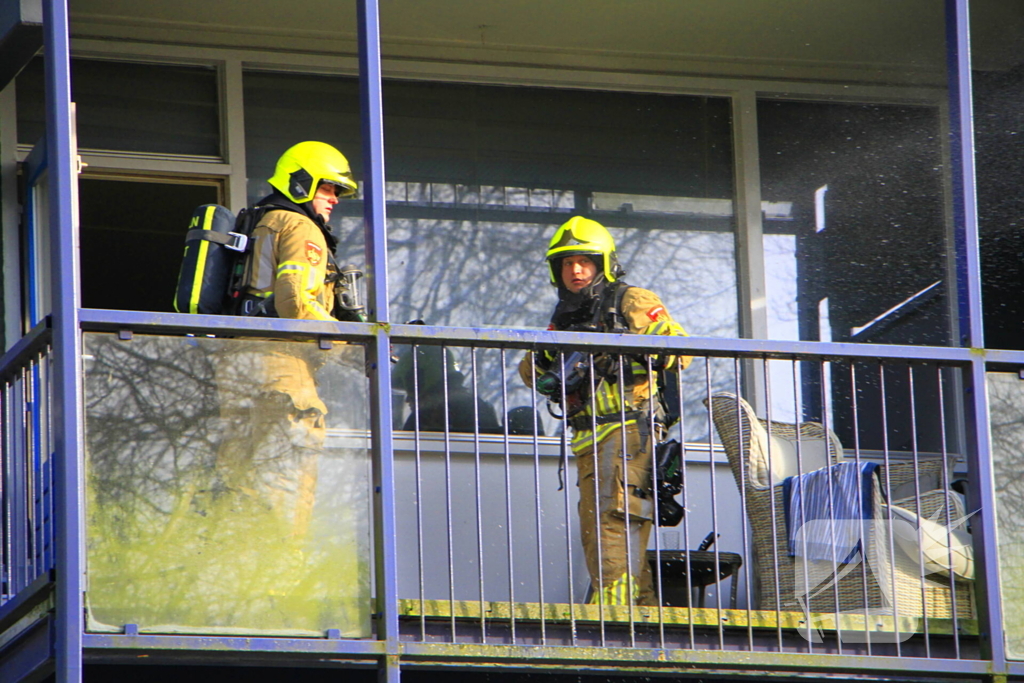 Politie breekt deur open nadat sigarettenpeuk tussen balkonvlonder valt