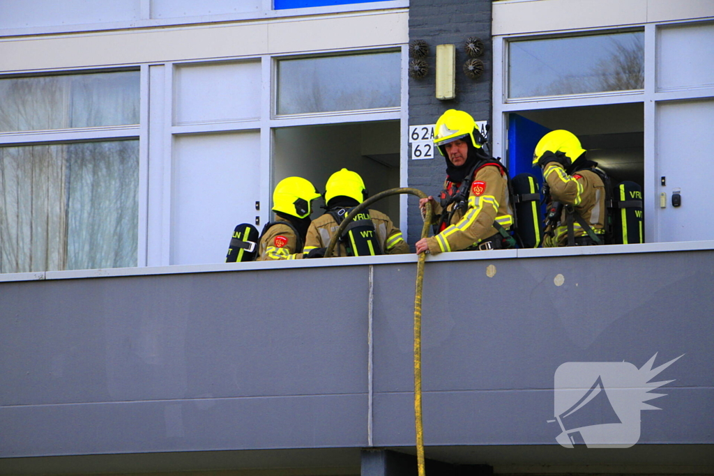 Politie breekt deur open nadat sigarettenpeuk tussen balkonvlonder valt