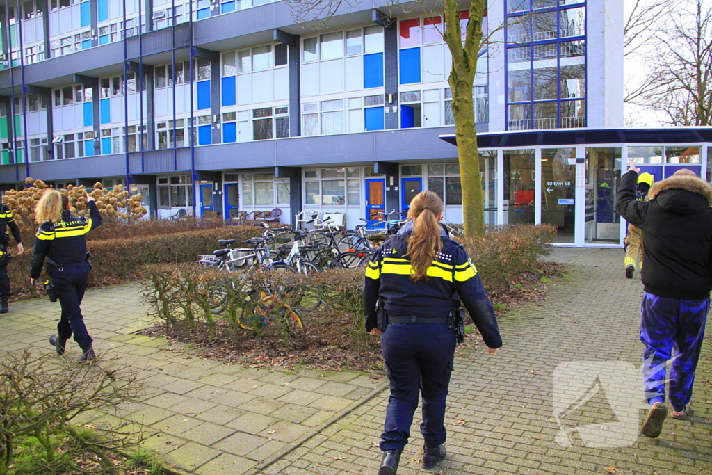 Politie breekt deur open nadat sigarettenpeuk tussen balkonvlonder valt