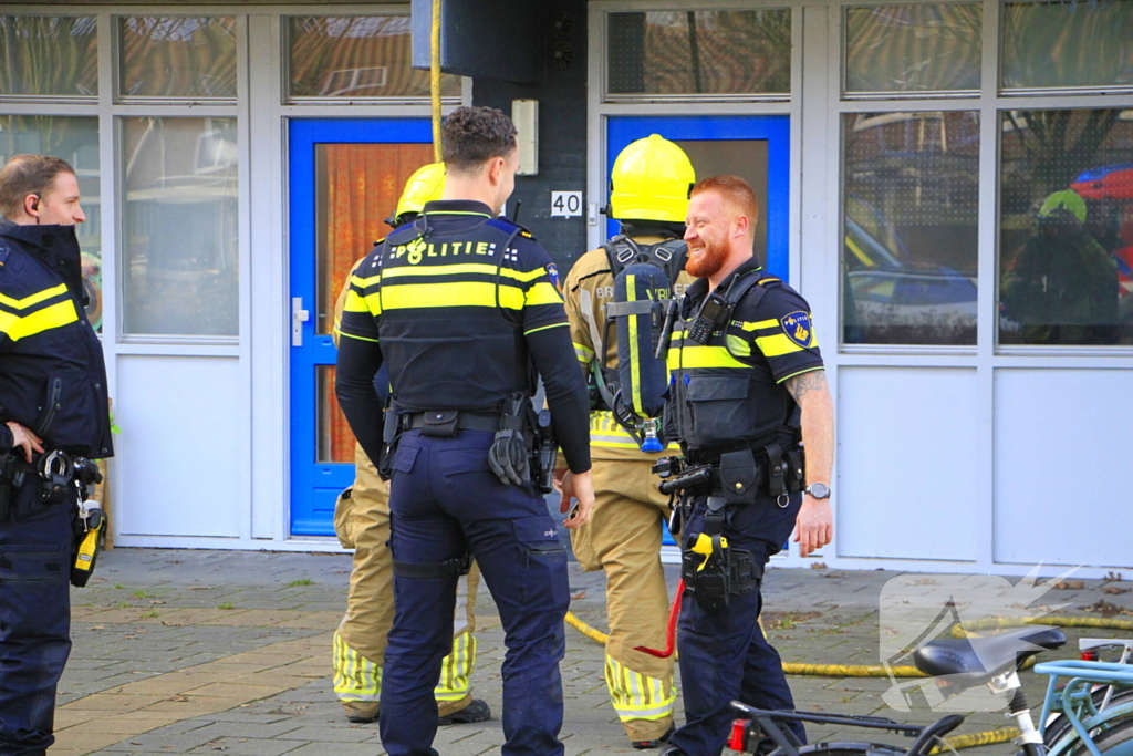 Politie breekt deur open nadat sigarettenpeuk tussen balkonvlonder valt