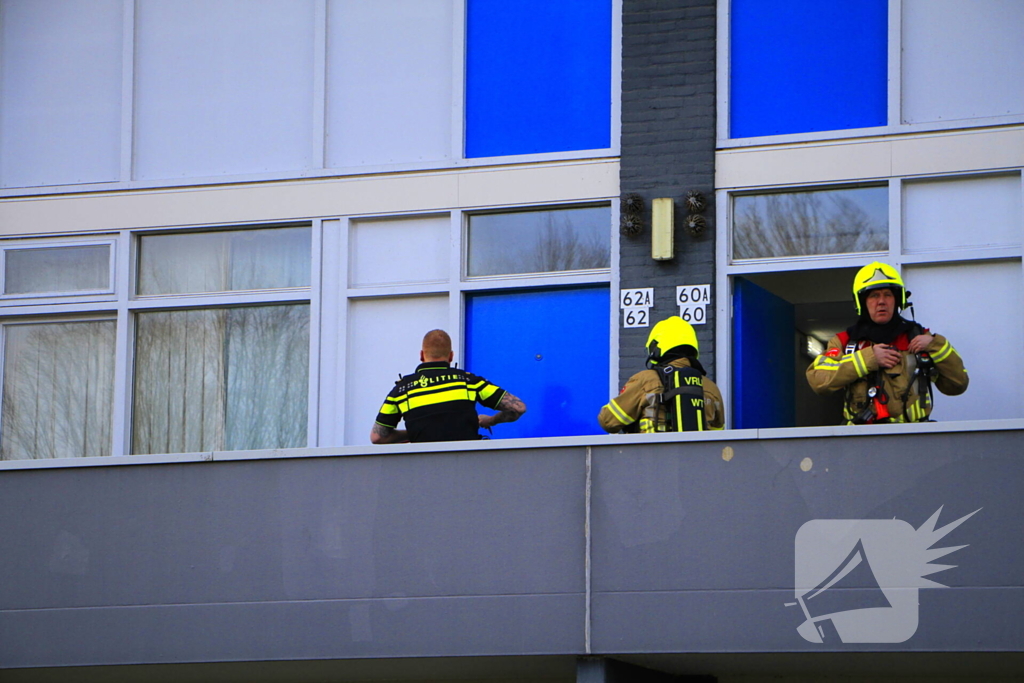 Politie breekt deur open nadat sigarettenpeuk tussen balkonvlonder valt