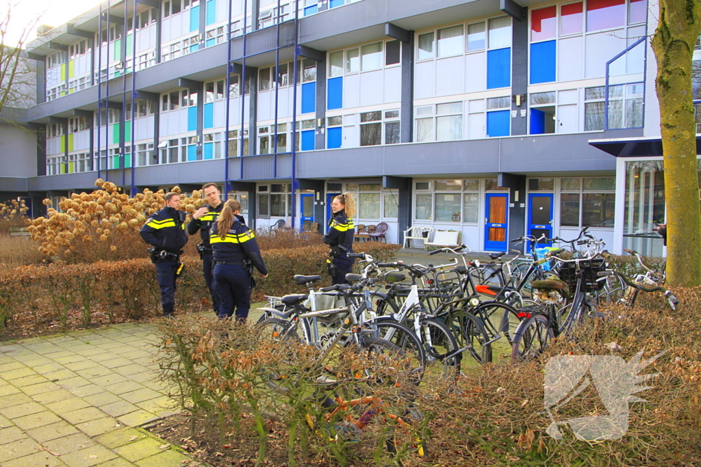 Politie breekt deur open nadat sigarettenpeuk tussen balkonvlonder valt