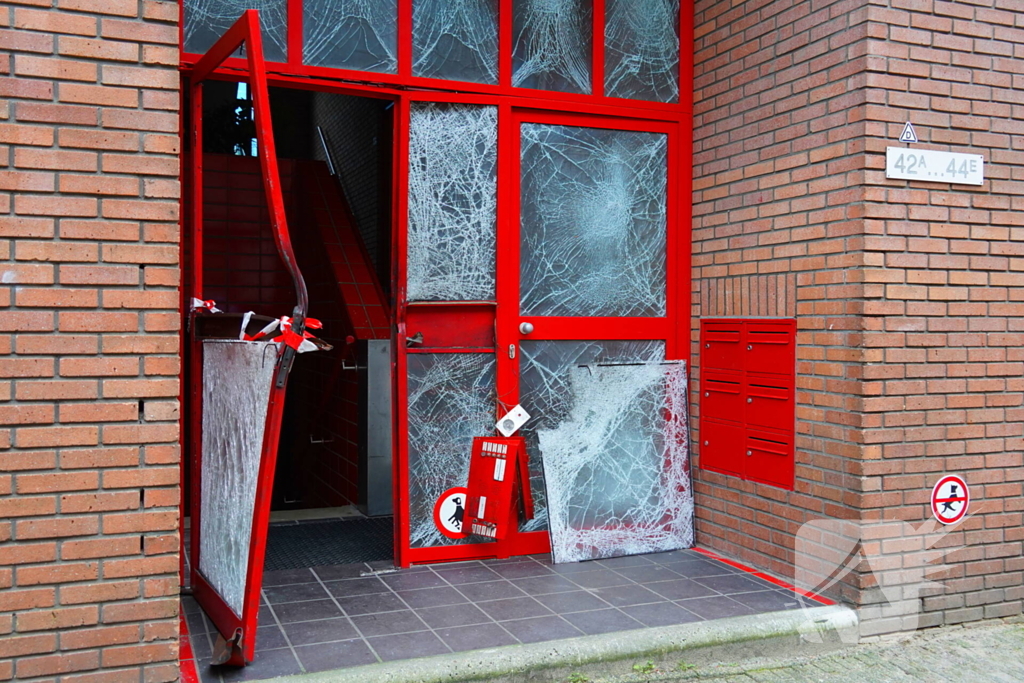 Ingang van portiek zwaar beschadigd na explosie