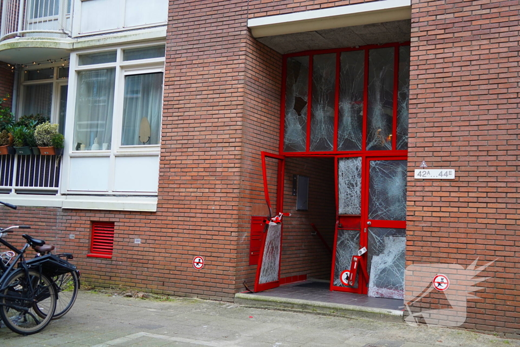 Ingang van portiek zwaar beschadigd na explosie