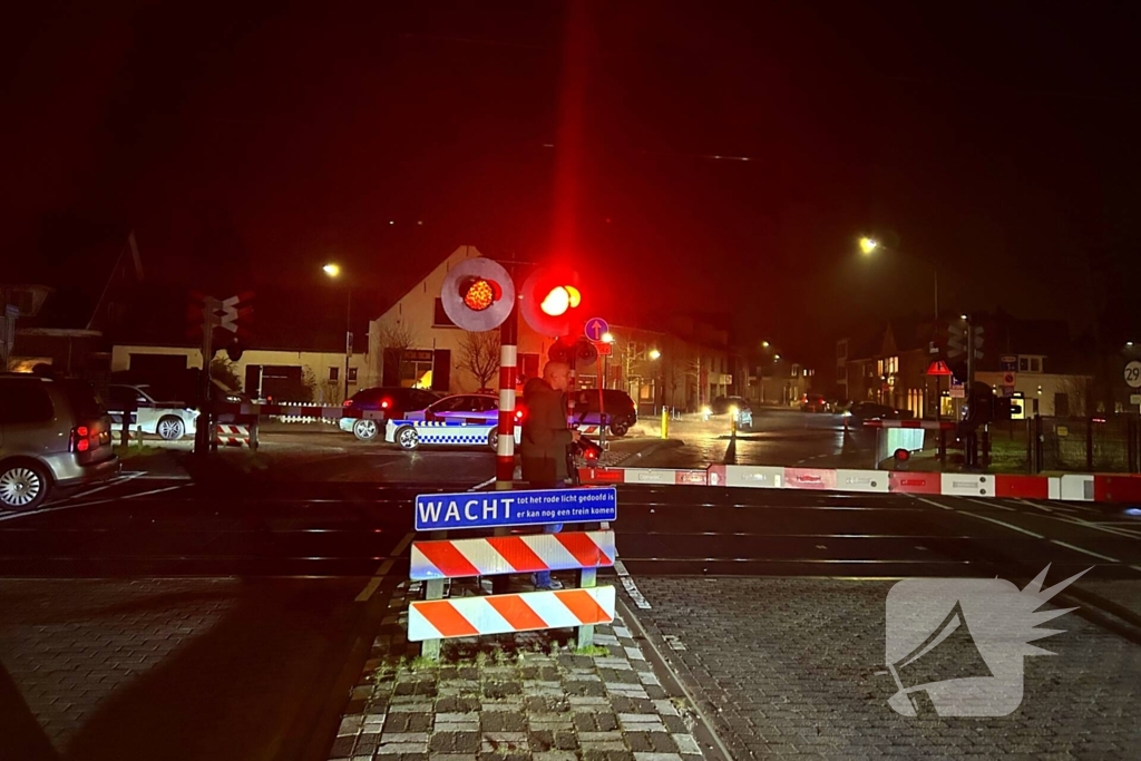 Auto geramd door trein op spoorwegovergang