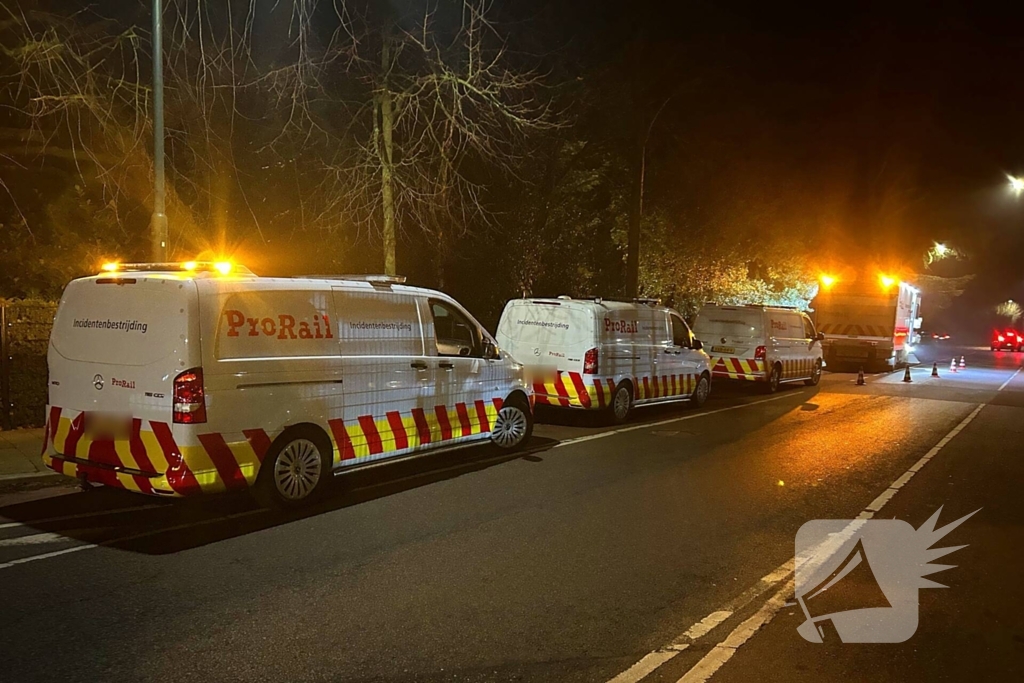 Auto geramd door trein op spoorwegovergang