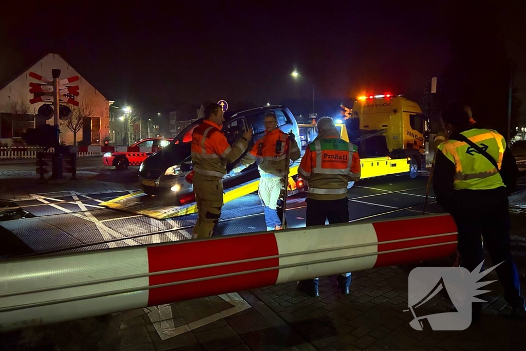 Auto geramd door trein op spoorwegovergang