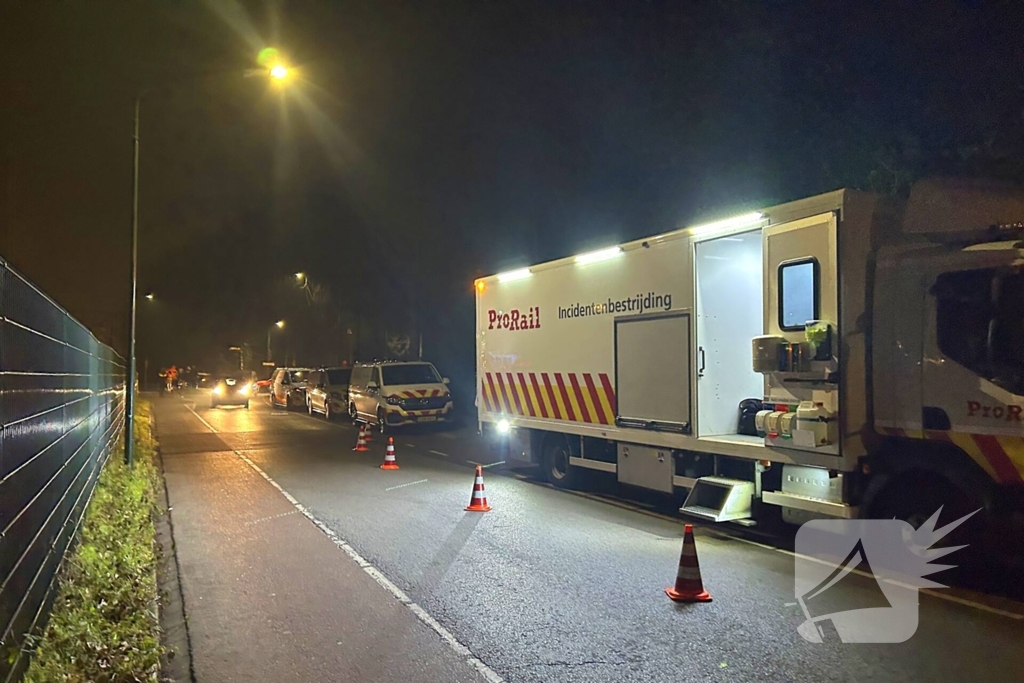 Auto geramd door trein op spoorwegovergang