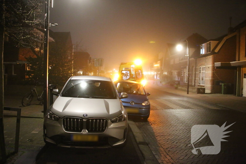 Automobiliste klapt op geparkeerde auto