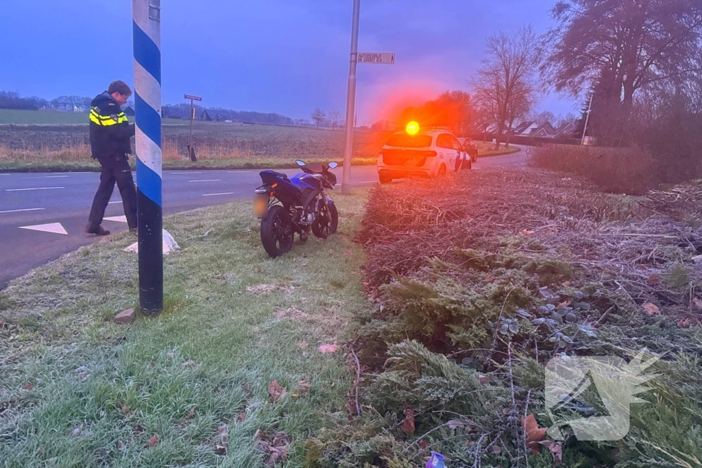 Motorrijder gaat onderuit en raakt gewond