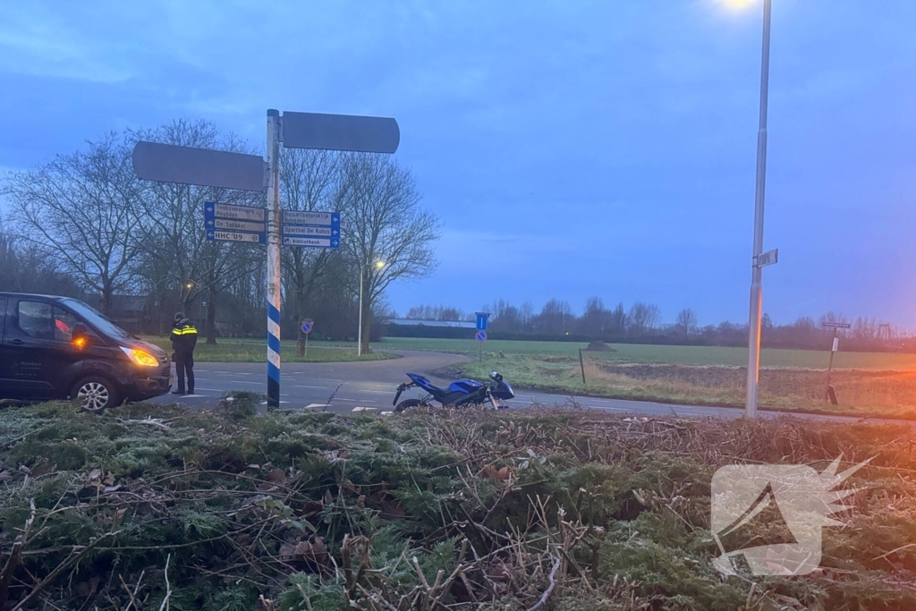 Motorrijder gaat onderuit en raakt gewond