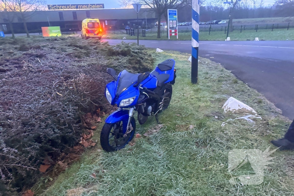 Motorrijder gaat onderuit en raakt gewond
