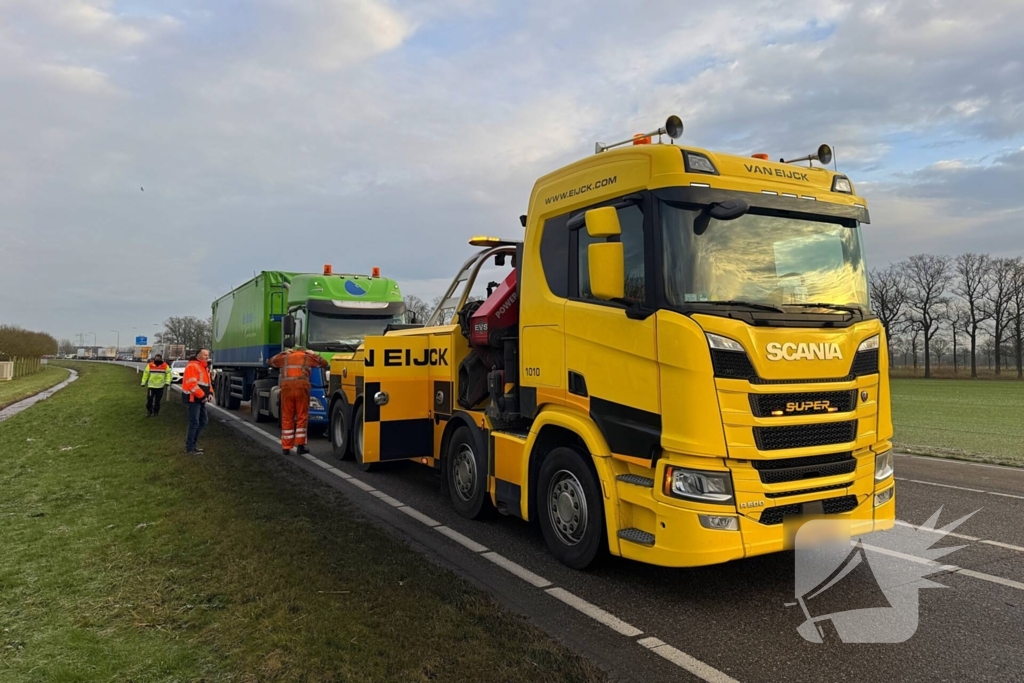 Vrachtwagen met kapotte versnellingsbak blokkeert weg