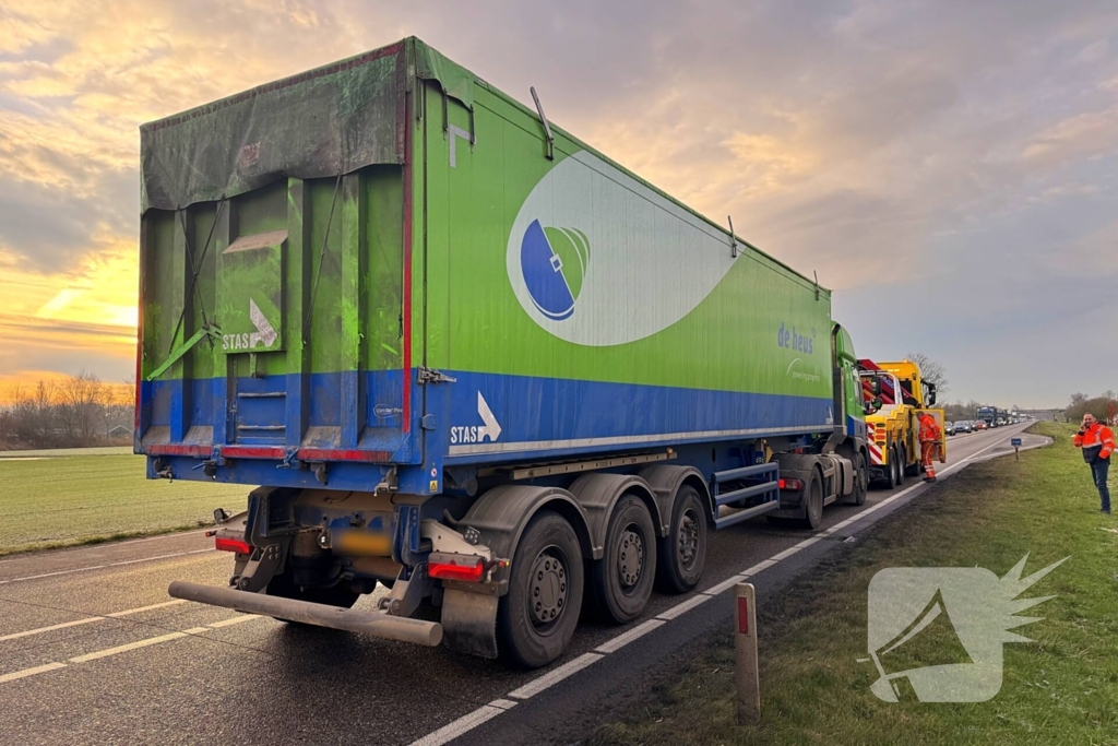 Vrachtwagen met kapotte versnellingsbak blokkeert weg