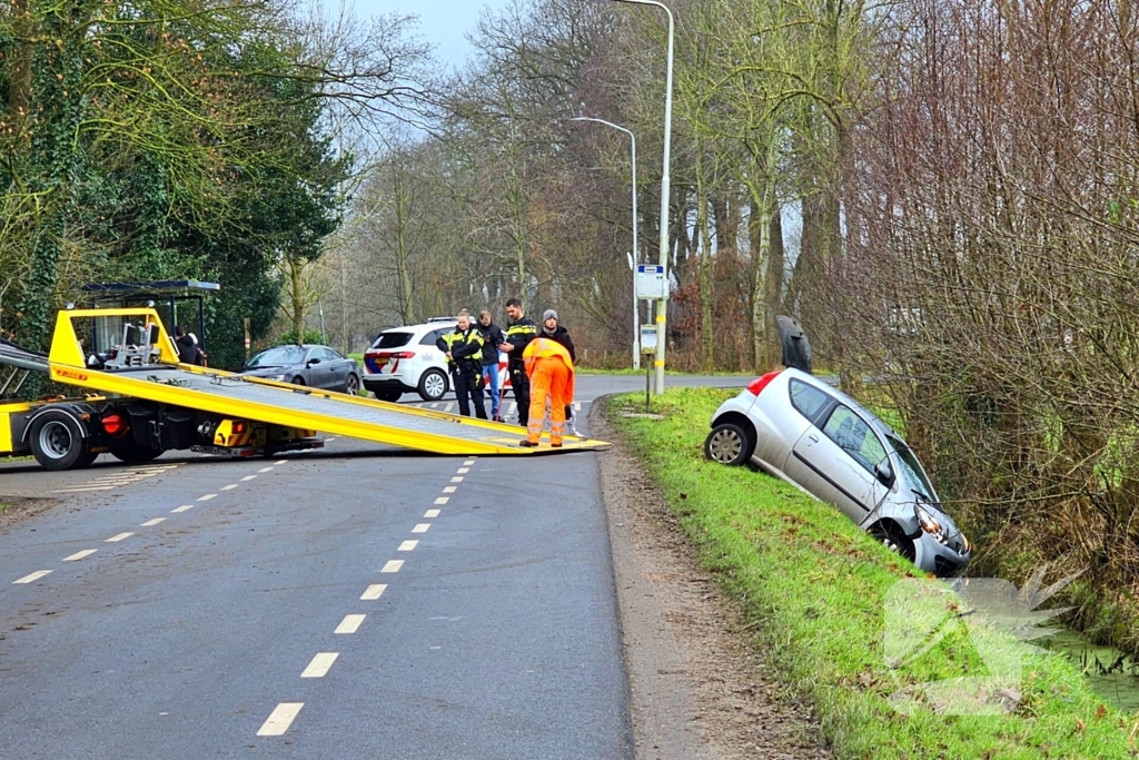 Auto belandt in sloot door botsing