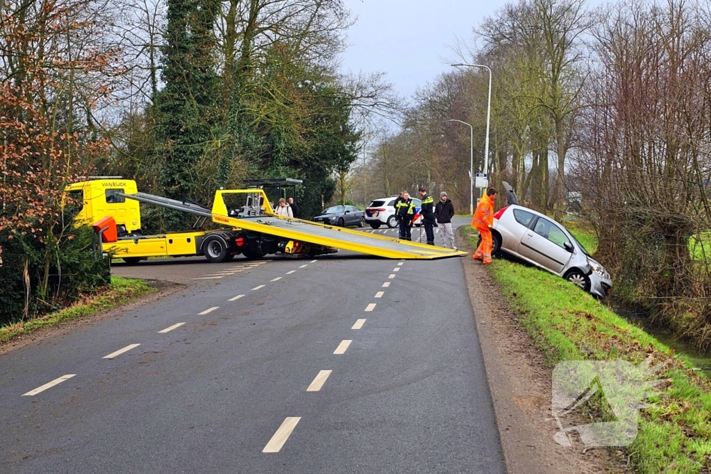 Auto belandt in sloot door botsing
