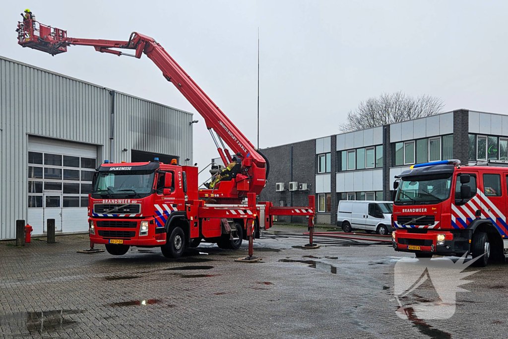 Bestelbus in brand bij garagebedrijf