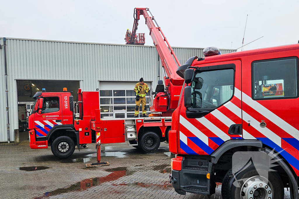 Bestelbus in brand bij garagebedrijf