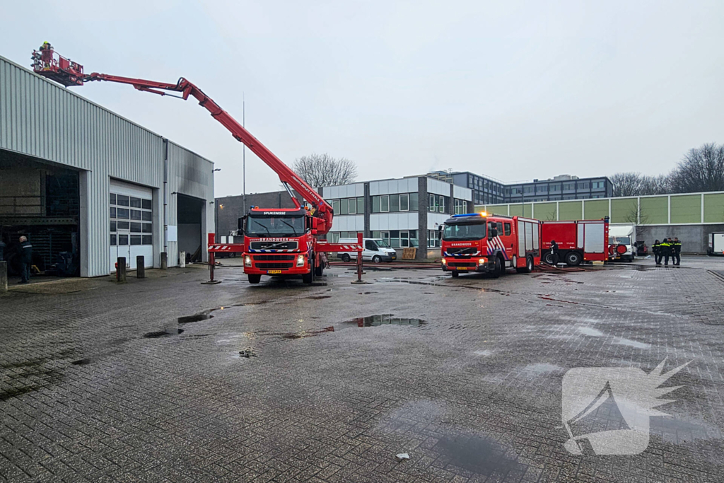 Bestelbus in brand bij garagebedrijf