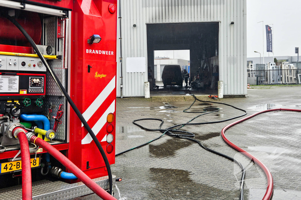 Bestelbus in brand bij garagebedrijf