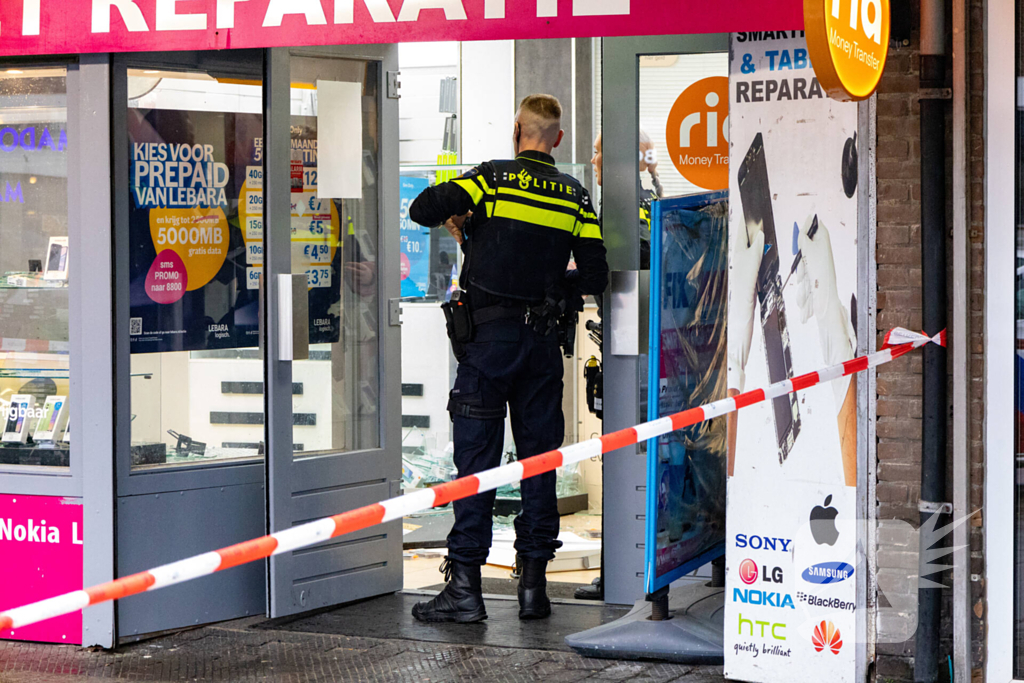 Politie doet onderzoek naar een overval op winkel