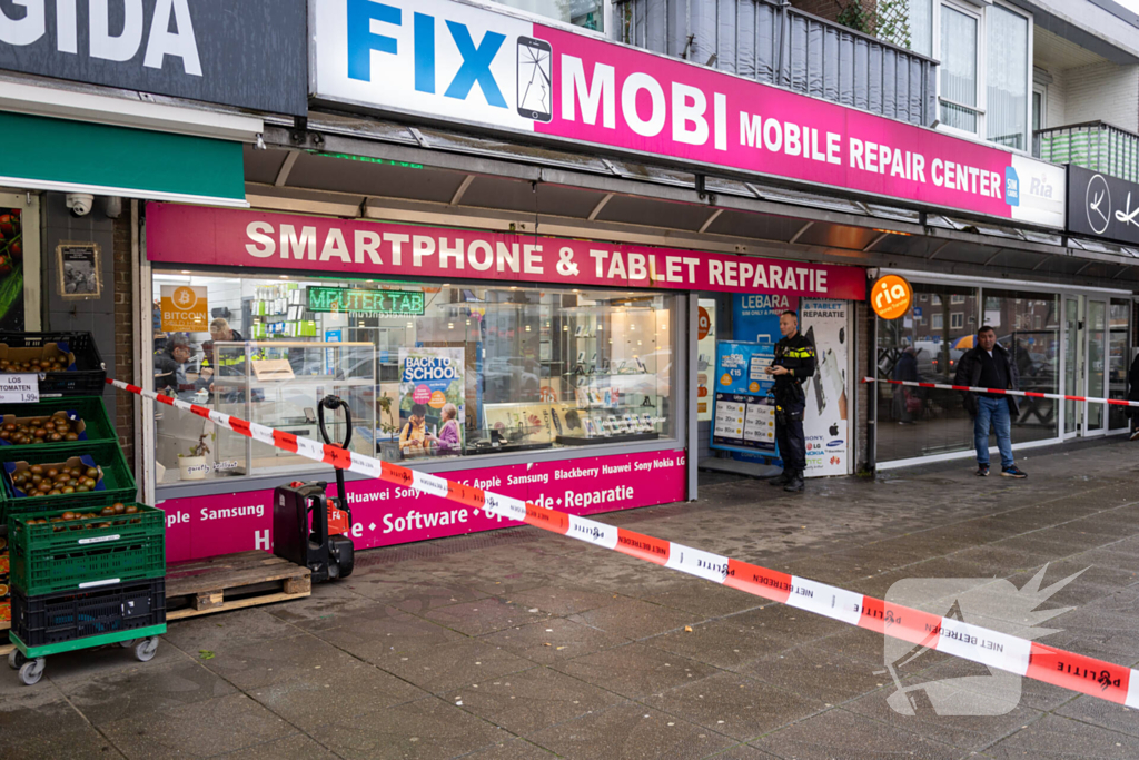 Politie doet onderzoek naar een overval op winkel