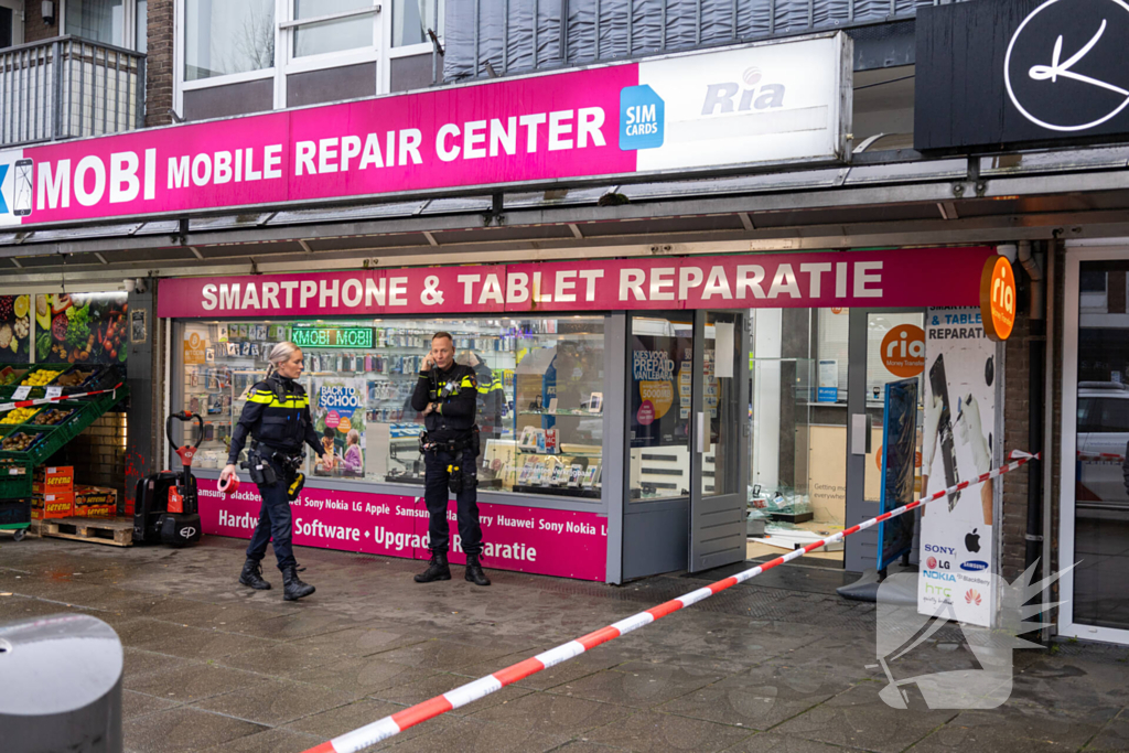Politie doet onderzoek naar een overval op winkel