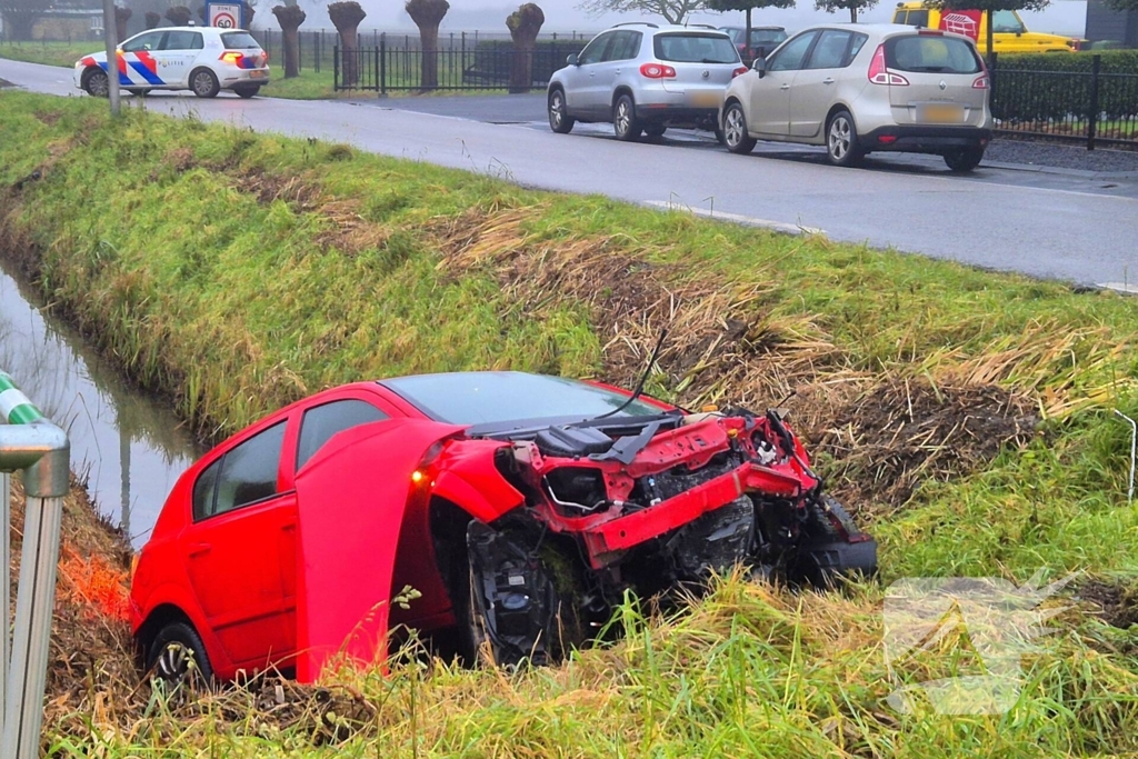 Twee voertuigen belanden in sloot na aanrijding
