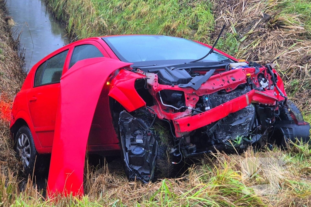 Twee voertuigen belanden in sloot na aanrijding