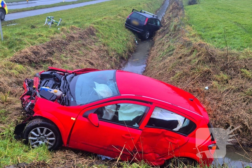 Twee voertuigen belanden in sloot na aanrijding