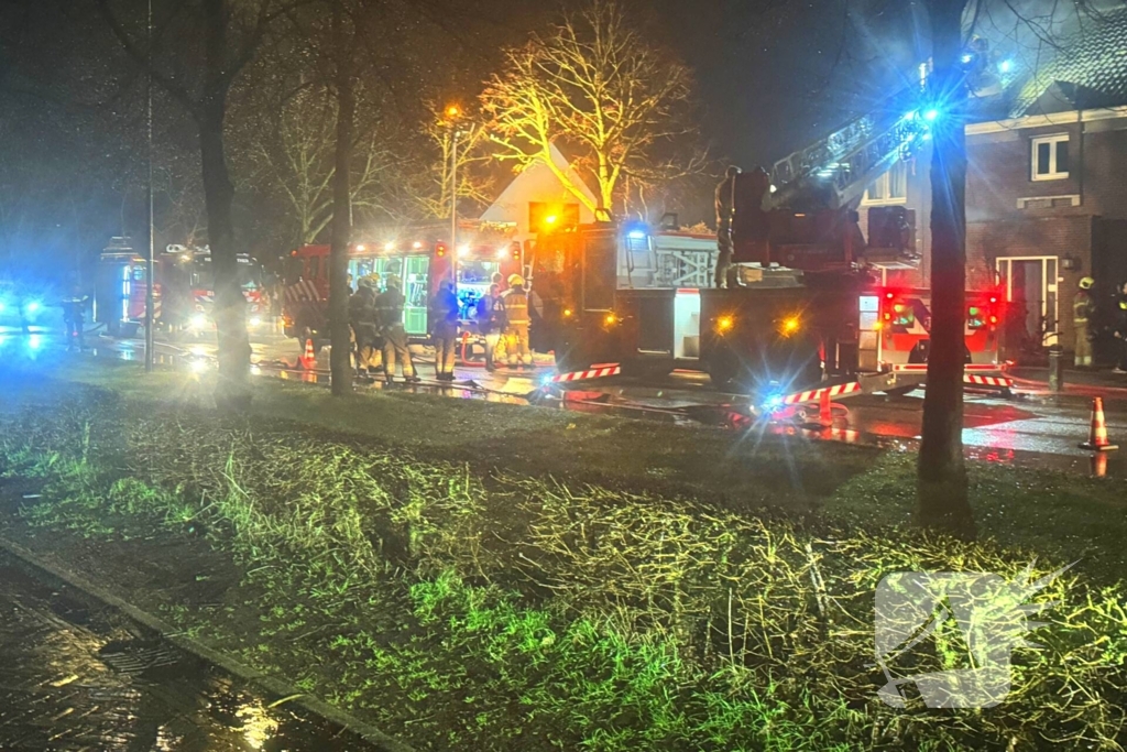 Brandweer blust brand in dak van woning