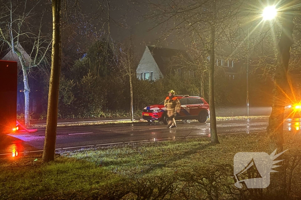 Brandweer blust brand in dak van woning