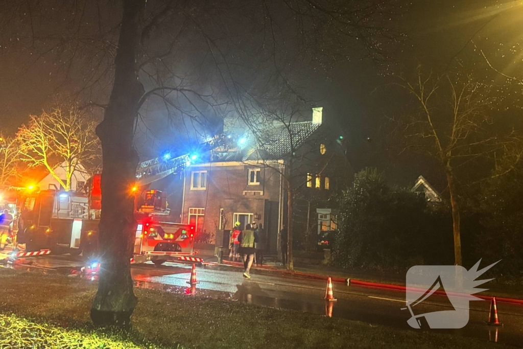 Brandweer blust brand in dak van woning
