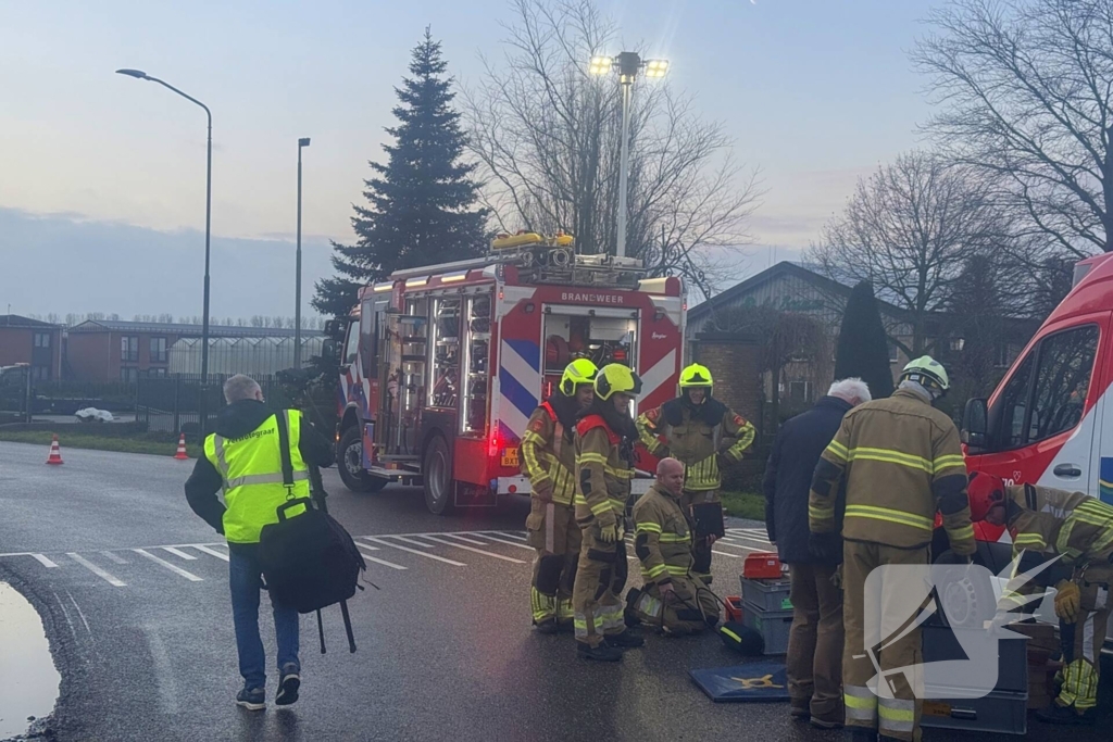 Fietser vast onder buurtbus