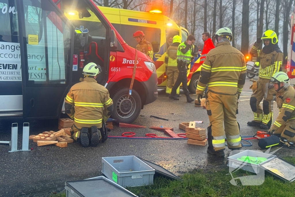 Fietser vast onder buurtbus