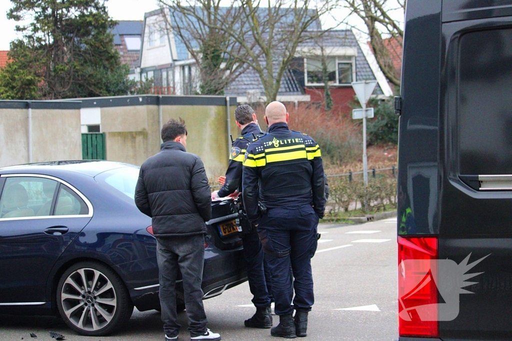 Schade na botsing tussen personenauto en bestelbus