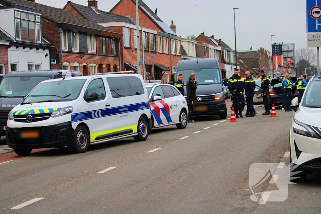 Schade na botsing tussen personenauto en bestelbus