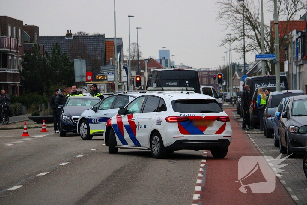 Schade na botsing tussen personenauto en bestelbus