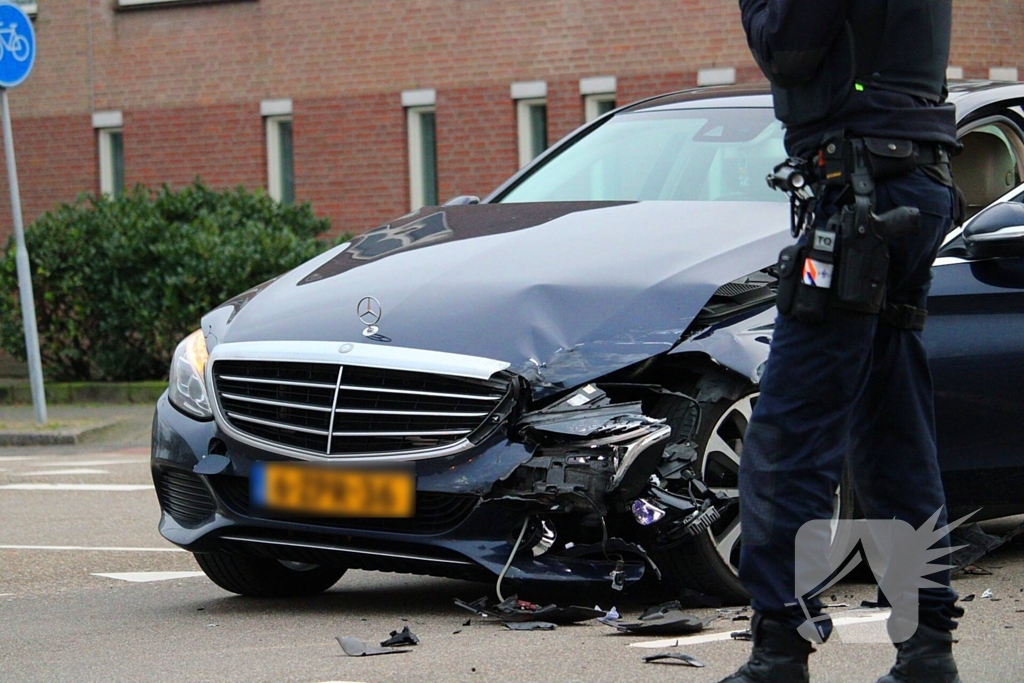 Schade na botsing tussen personenauto en bestelbus