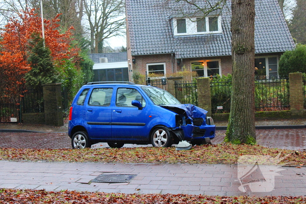 82-jarige bestuurder overleden na botsing tegen boom
