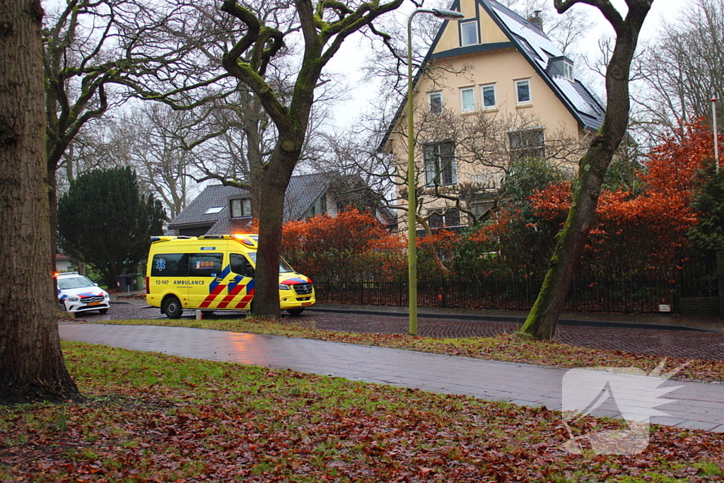 82-jarige bestuurder overleden na botsing tegen boom