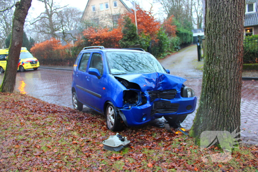 82-jarige bestuurder overleden na botsing tegen boom