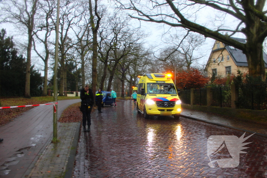 82-jarige bestuurder overleden na botsing tegen boom