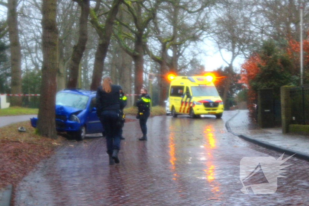 82-jarige bestuurder overleden na botsing tegen boom