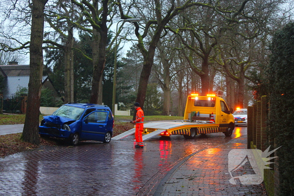 82-jarige bestuurder overleden na botsing tegen boom